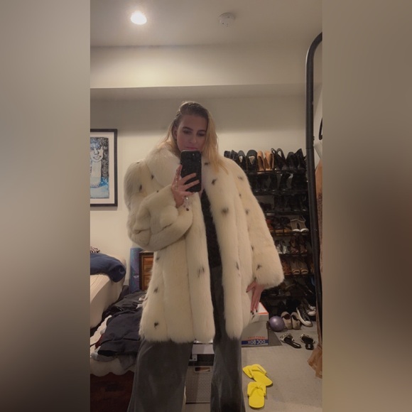 SOLD !!! 🚨🚨
SOLD!!!  🚨🚨
SOLD!!!  🚨🚨.           ***Chloe Fox Fur Coat*** - Picture 3 of 14